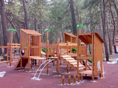 Wooden climbing and balance course — Elysee