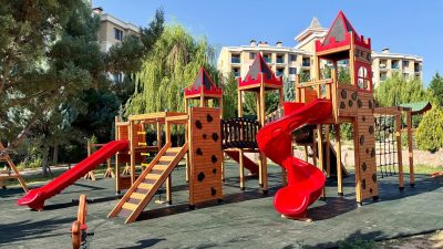 Wooden play castle with red slides — Elysee