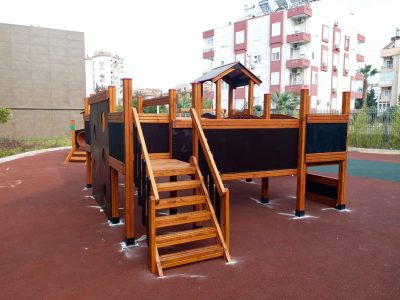 Wooden climbing and balance course — Elysee