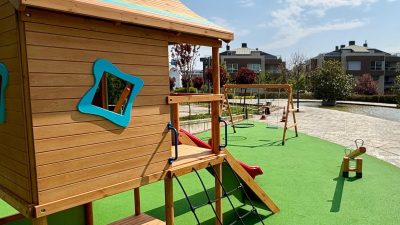 Raised wooden playhouse — Elysee