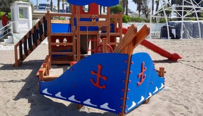Wooden play ship by the beach — Elysee
