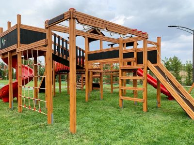 Wooden climbing and balance course — Elysee
