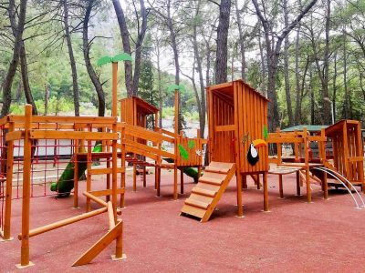 Wooden climbing and balance course — Elysee