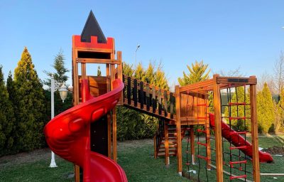 Wooden play castle with red slides — Elysee