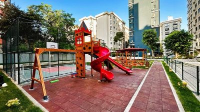 Wooden play castle with red slides — Elysee