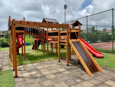 Wooden climbing and balance course — Elysee