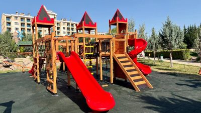 Wooden play castle with red slides — Elysee