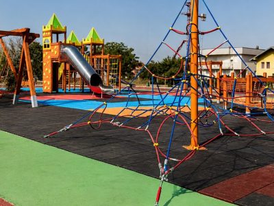 Rope climbing pyramid and play area — Elysee