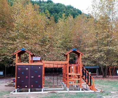 Wooden climbing and balance course — Elysee